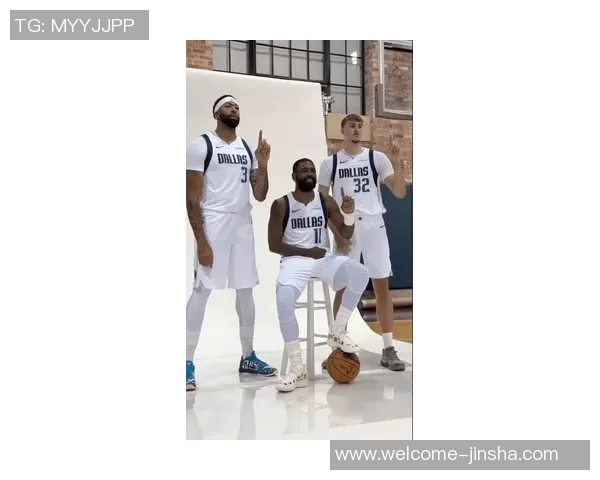 独行侠训练照曝光弗拉格与安东尼戴维斯激烈对抗展现竞争精神